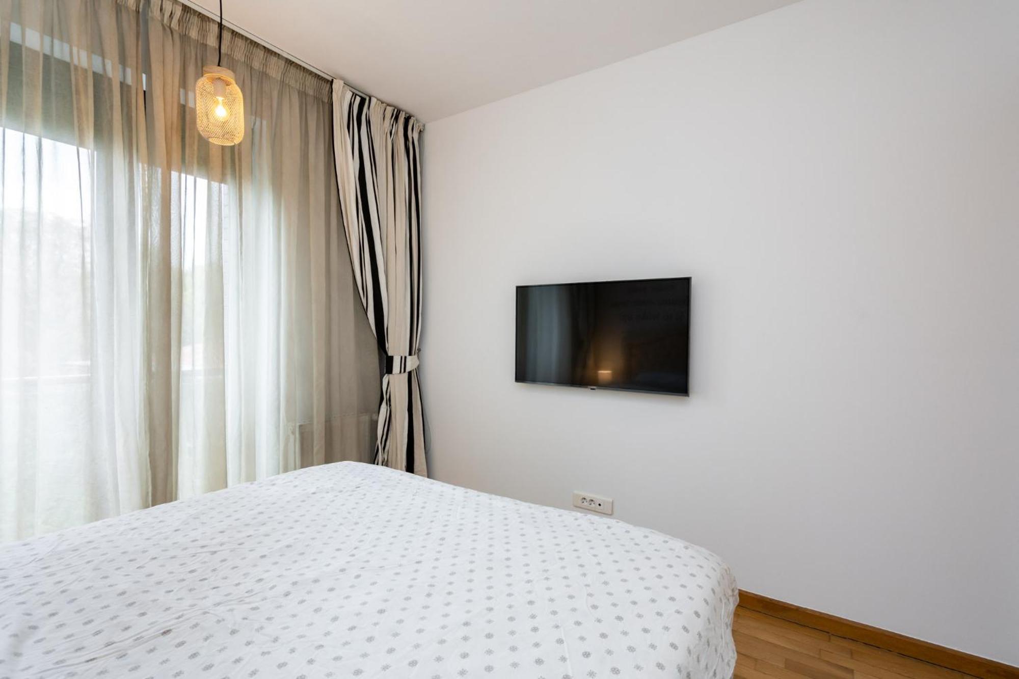 Lazynest - Modern Apartment With Parking & Balcony Boekarest Buitenkant foto