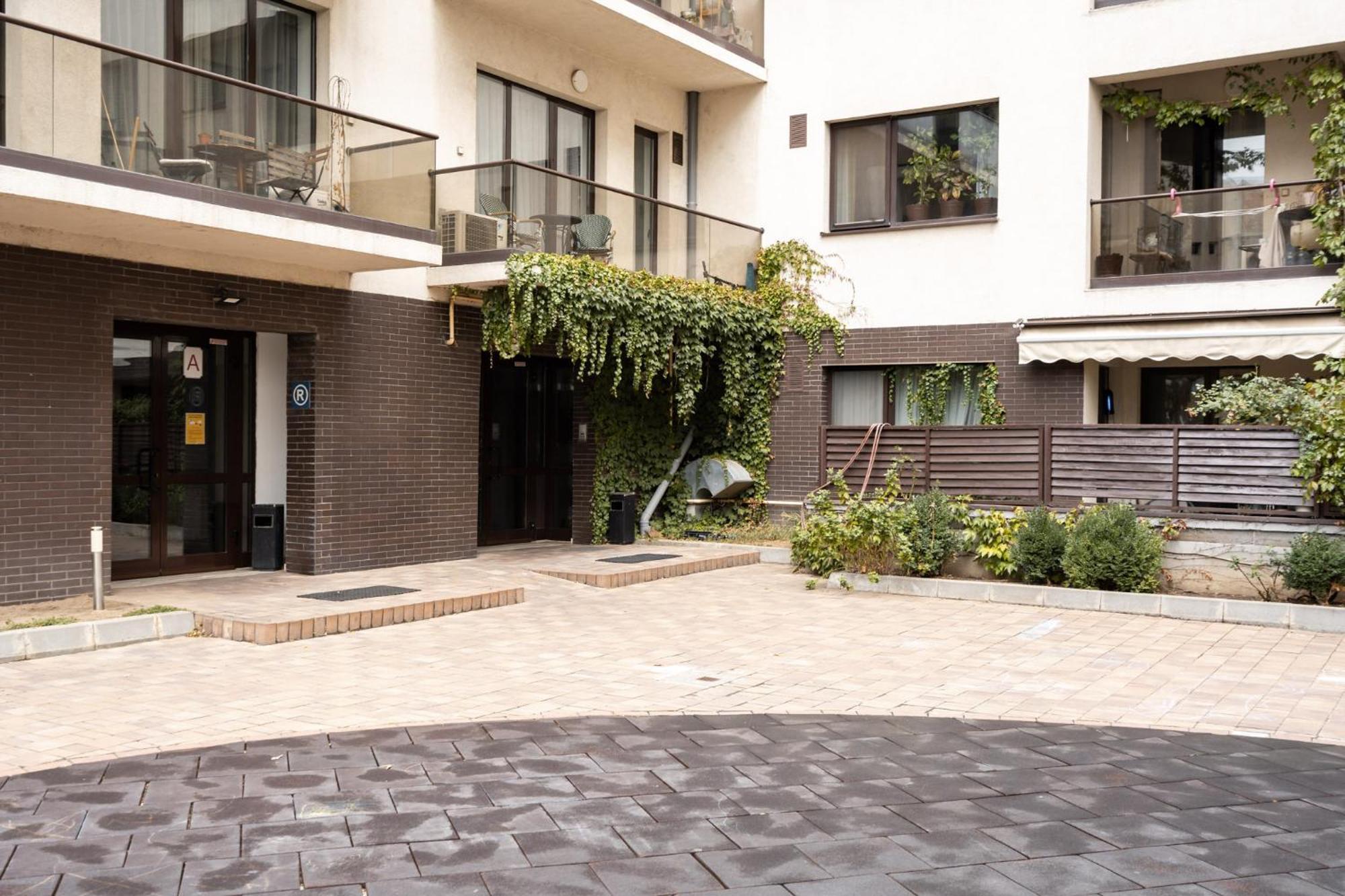 Lazynest - Modern Apartment With Parking & Balcony Boekarest Buitenkant foto